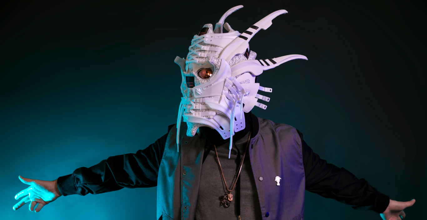 Máscara blanca hecha con partes de la zapatilla adidas EQT Support ADV