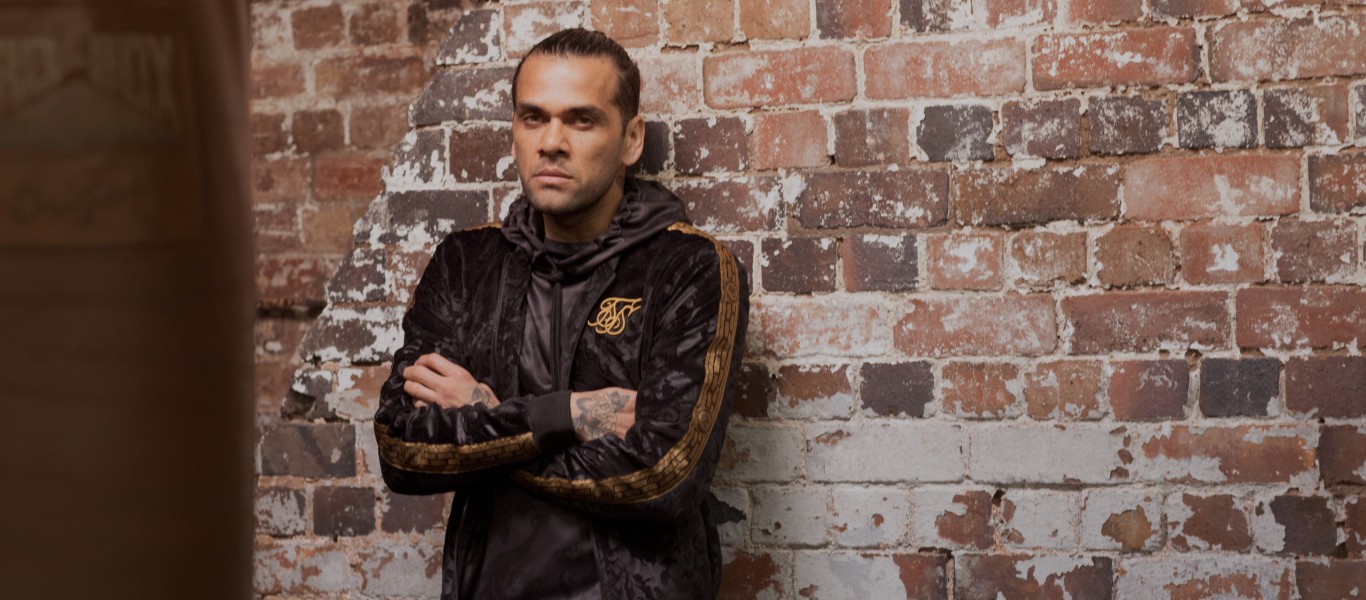 Dani Alves con chándal de SikSilk