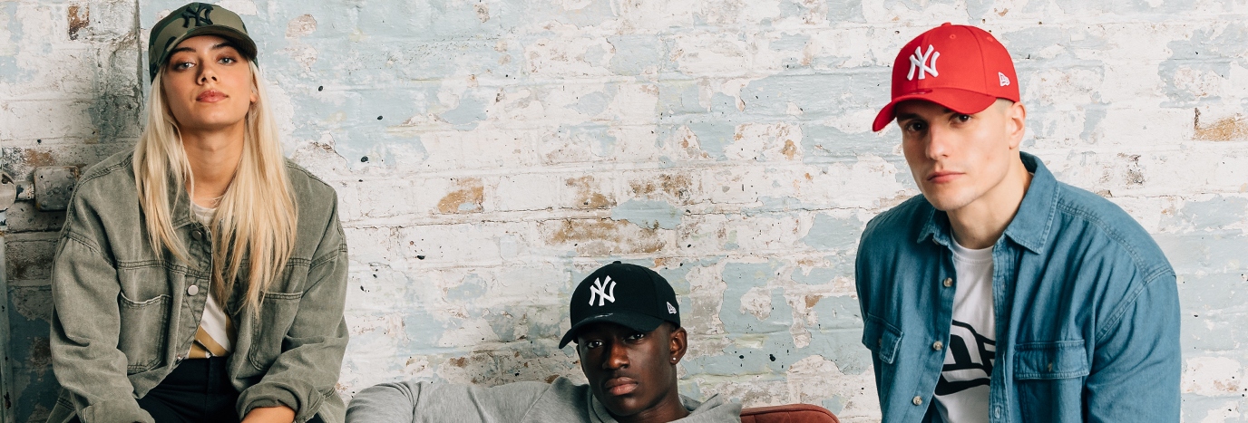 Jóvenes con gorras de New Era