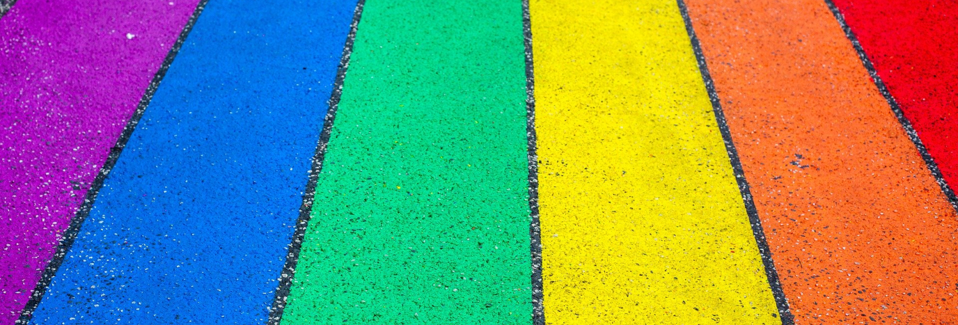 Bandera LGTB pintada en el suelo