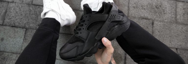 Nike Huarache negras en mano